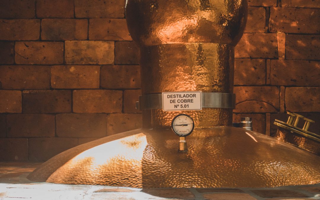 O que é a destilação da cachaça artesanal e por que ela é essencial para o processo?